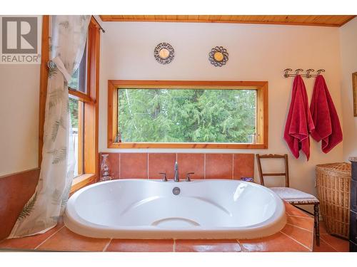 65 Pine Road, Cherryville, BC - Indoor Photo Showing Bathroom