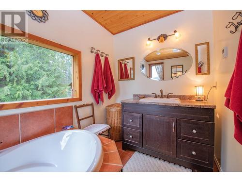 65 Pine Road, Cherryville, BC - Indoor Photo Showing Bathroom