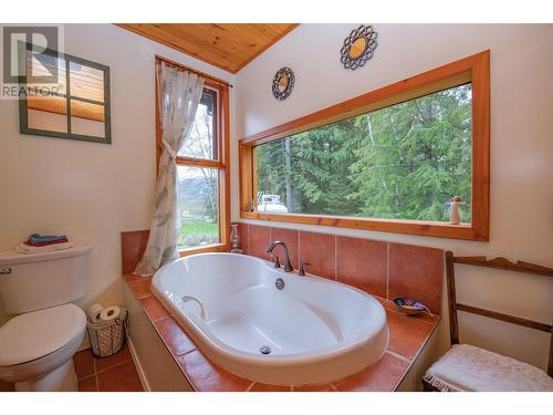 65 Pine Road, Cherryville, BC - Indoor Photo Showing Bathroom