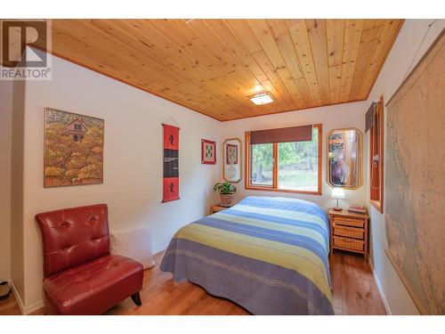 65 Pine Road, Cherryville, BC - Indoor Photo Showing Bedroom