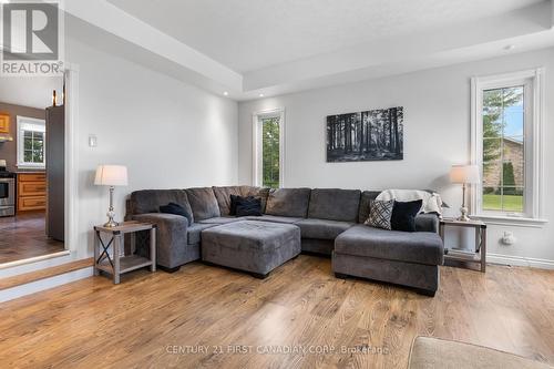 66 Lorne Avenue, Bluewater (Hensall), ON - Indoor Photo Showing Living Room