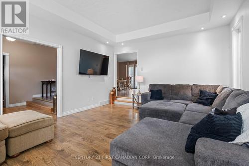 66 Lorne Avenue, Bluewater (Hensall), ON - Indoor Photo Showing Living Room