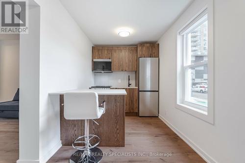 2 - 519 Elizabeth Street, Burlington, ON - Indoor Photo Showing Kitchen