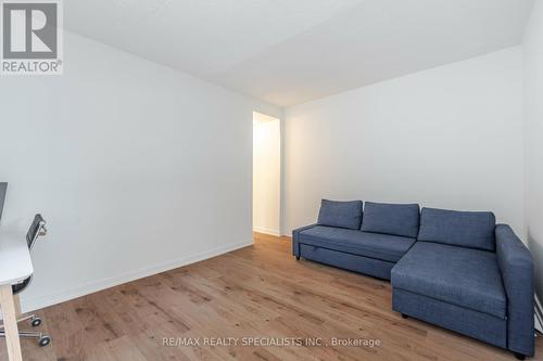 2 - 519 Elizabeth Street, Burlington, ON - Indoor Photo Showing Living Room