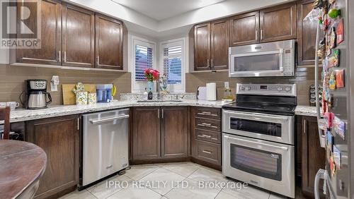 6552 Aston Martin Mews, Mississauga, ON - Indoor Photo Showing Kitchen