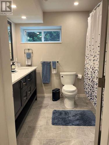 4541 16 Street Ne, Salmon Arm, BC - Indoor Photo Showing Bathroom