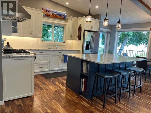 4541 16 Street Ne, Salmon Arm, BC - Indoor Photo Showing Kitchen With Upgraded Kitchen