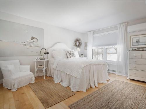 Master bedroom - 22 Ch. Du Hudson Club, Rigaud, QC - Indoor Photo Showing Bedroom