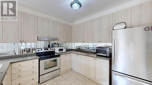 32 Crystal Glen Crescent, Brampton (Credit Valley), ON - Indoor Photo Showing Kitchen