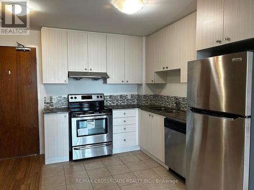 911 - 8323 Kennedy Road, Markham (Village Green-South Unionville), ON - Indoor Photo Showing Kitchen With Double Sink