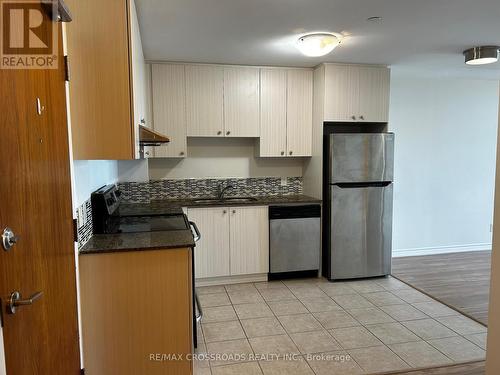 911 - 8323 Kennedy Road, Markham (Village Green-South Unionville), ON - Indoor Photo Showing Kitchen