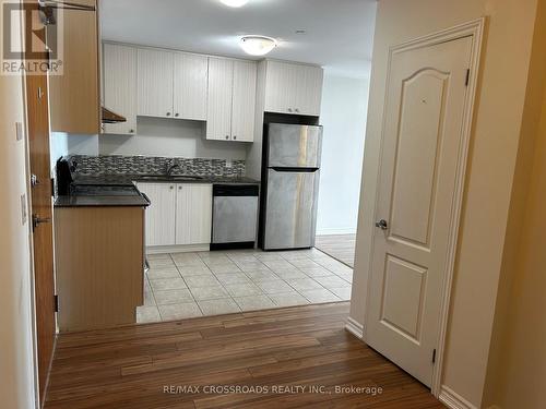 911 - 8323 Kennedy Road, Markham (Village Green-South Unionville), ON - Indoor Photo Showing Kitchen