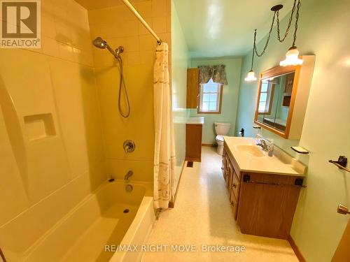 803 Hugel Avenue, Midland, ON - Indoor Photo Showing Bathroom