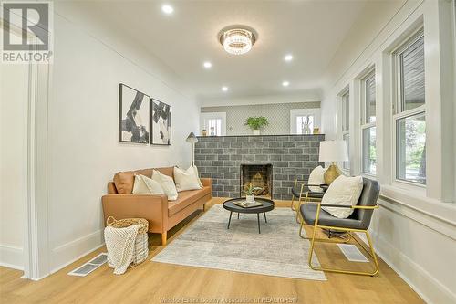 471 Rosedale Avenue, Windsor, ON - Indoor Photo Showing Living Room With Fireplace