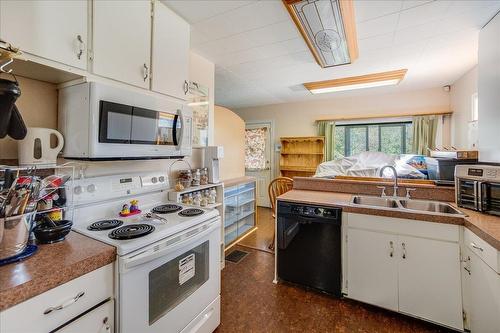 1955 Eastview Street, Fruitvale, BC - Indoor Photo Showing Kitchen With Double Sink