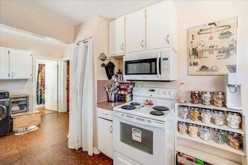 1955 Eastview Street, Fruitvale, BC - Indoor Photo Showing Kitchen