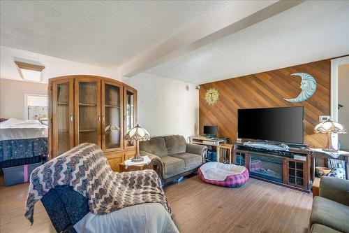 1955 Eastview Street, Fruitvale, BC - Indoor Photo Showing Living Room