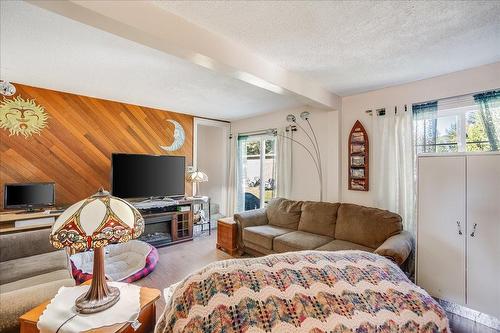 1955 Eastview Street, Fruitvale, BC - Indoor Photo Showing Living Room