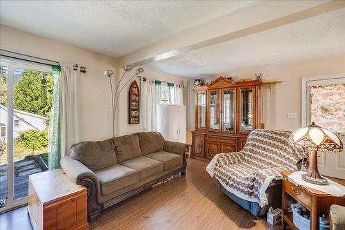 1955 Eastview Street, Fruitvale, BC - Indoor Photo Showing Living Room