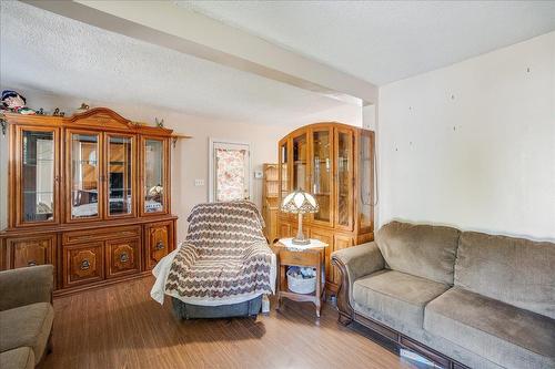 1955 Eastview Street, Fruitvale, BC - Indoor Photo Showing Living Room