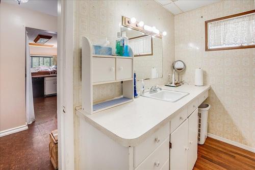 1955 Eastview Street, Fruitvale, BC - Indoor Photo Showing Bathroom