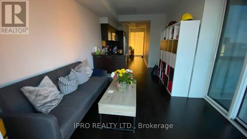 3716 - 386 Yonge Street, Toronto, ON - Indoor Photo Showing Living Room