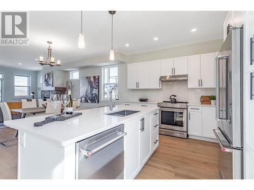 1473 Tower Ranch Drive, Kelowna, BC - Indoor Photo Showing Kitchen With Upgraded Kitchen