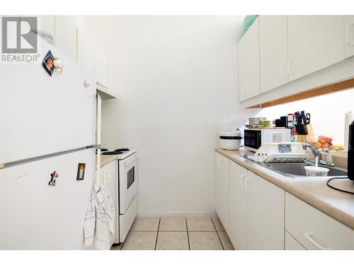 3800 40 Avenue Unit# 20, Vernon, BC - Indoor Photo Showing Kitchen With Double Sink