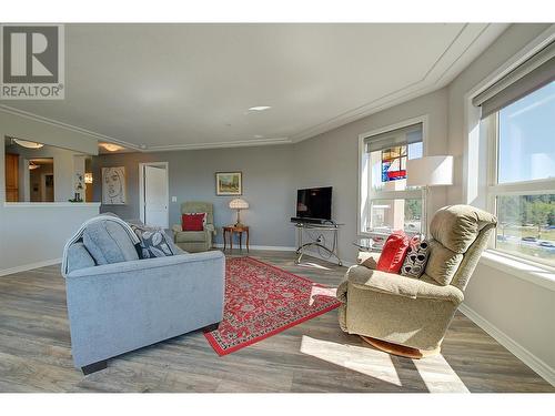 1967 Underhill Street Unit# 602, Kelowna, BC - Indoor Photo Showing Living Room