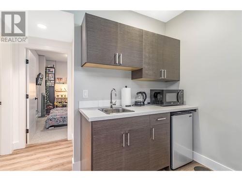 1528 Fawn Run Drive, Kelowna, BC - Indoor Photo Showing Kitchen