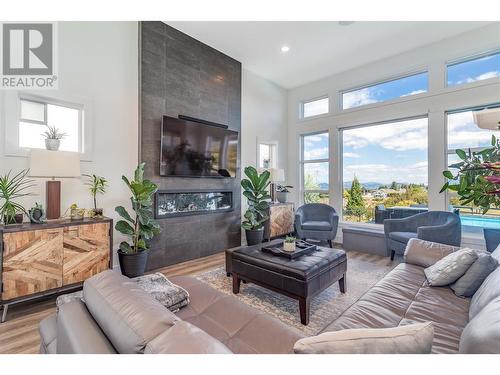 1528 Fawn Run Drive, Kelowna, BC - Indoor Photo Showing Living Room