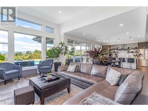 1528 Fawn Run Drive, Kelowna, BC - Indoor Photo Showing Living Room