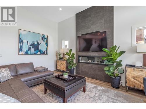 1528 Fawn Run Drive, Kelowna, BC - Indoor Photo Showing Living Room With Fireplace