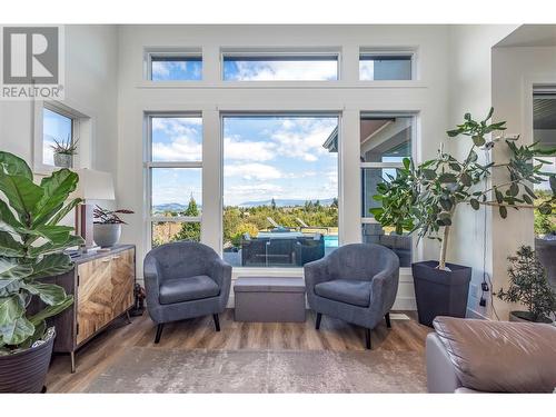 1528 Fawn Run Drive, Kelowna, BC - Indoor Photo Showing Living Room