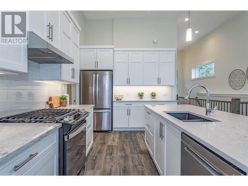 1432 Tower Ranch Drive, Kelowna, BC - Indoor Photo Showing Kitchen With Double Sink With Upgraded Kitchen