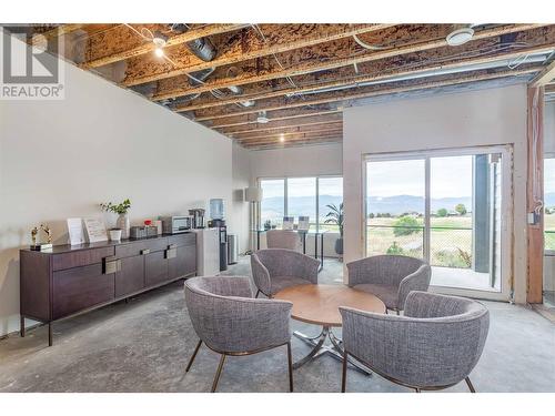 1416 Tower Ranch Drive, Kelowna, BC - Indoor Photo Showing Living Room