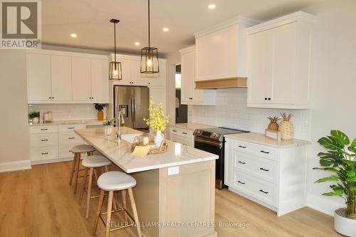 694 17Th Street Crescent, Hanover, ON - Indoor Photo Showing Kitchen With Upgraded Kitchen