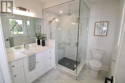 694 17Th Street Crescent, Hanover, ON - Indoor Photo Showing Bathroom