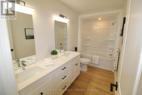 694 17Th Street Crescent, Hanover, ON - Indoor Photo Showing Bathroom