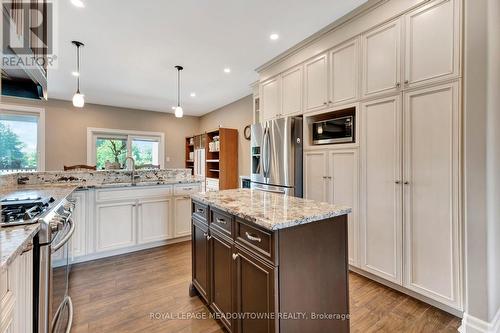 7 Gavin Drive, Hamilton (Freelton), ON - Indoor Photo Showing Kitchen With Upgraded Kitchen