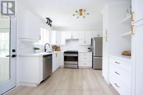 689 Cedarvale Crescent, Smith-Ennismore-Lakefield, ON - Indoor Photo Showing Kitchen With Stainless Steel Kitchen