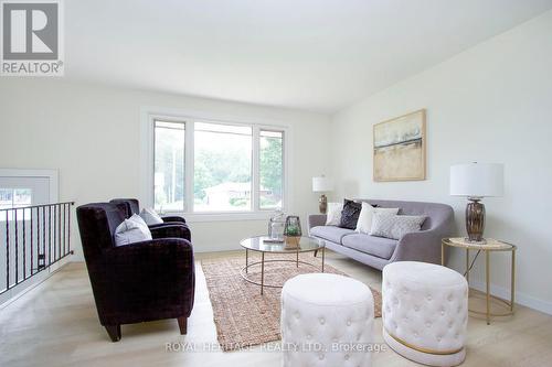 689 Cedarvale Crescent, Smith-Ennismore-Lakefield, ON - Indoor Photo Showing Living Room