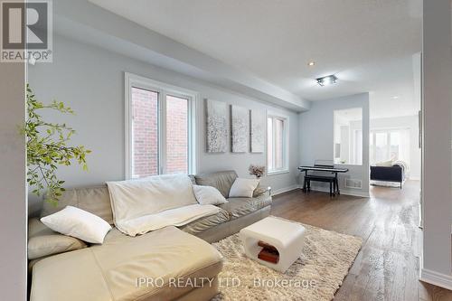 7447 Saint Barbara Boulevard, Mississauga, ON - Indoor Photo Showing Living Room