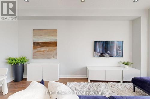 7447 Saint Barbara Boulevard, Mississauga, ON - Indoor Photo Showing Bedroom