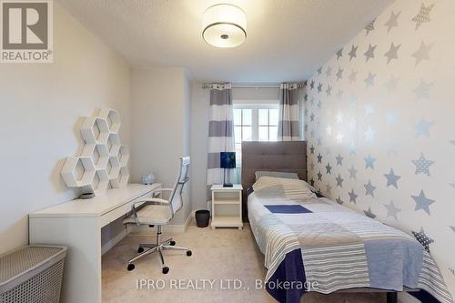 7447 Saint Barbara Boulevard, Mississauga, ON - Indoor Photo Showing Bedroom