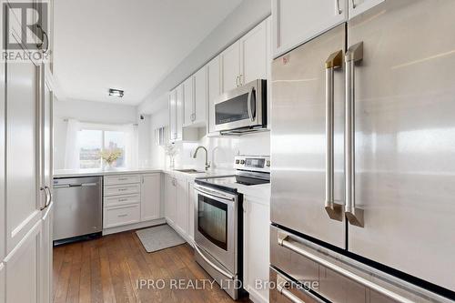 7447 Saint Barbara Boulevard, Mississauga, ON - Indoor Photo Showing Kitchen With Stainless Steel Kitchen With Upgraded Kitchen