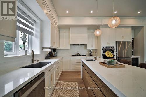 423 Friendship Avenue, Toronto (Rouge), ON - Indoor Photo Showing Kitchen With Upgraded Kitchen