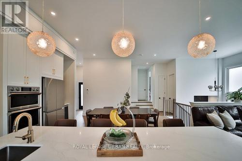 423 Friendship Avenue, Toronto (Rouge), ON - Indoor Photo Showing Kitchen With Upgraded Kitchen