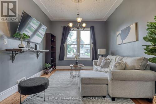 54 Regent Street, St. Thomas, ON - Indoor Photo Showing Living Room