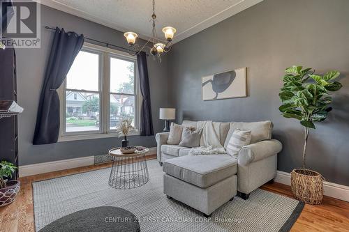 54 Regent Street, St. Thomas, ON - Indoor Photo Showing Living Room